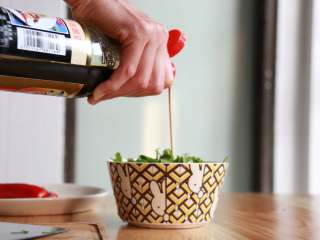 11、腌制冷鲜虾,倒入适量的酱油~大概能淹没虾即可