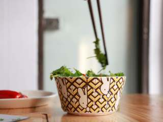 12、腌制冷鲜虾,用筷子把所有东西搅拌均匀~把虾往下压一压,确保都淹没在酱油中。盖上盖子,或者装到瓶子里,总之要密封起来,放入冰箱冷冻室冷冻1~2小时,取出转移到冷藏室,冷藏过夜