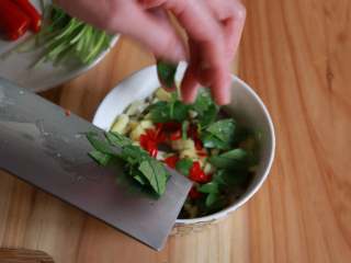 9、腌制冷鲜虾,九层塔也稍微切几刀,放进去