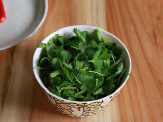 10、腌制冷鲜虾,最后放入切碎的香菜~香菜爱好者在此