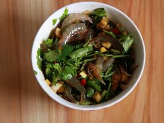 13、腌制冷鲜虾,第二天就可以开吃啦!~吃的时候最好沾一点醋吃,起到中和咸味和杀菌的作用