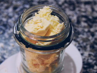 1、马卡龙万能乳酪馅,这是我们自制的奶油奶酪。为了保存方便所以就把它冷冻了，经过冷冻后的奶酪，不是很绵软顺滑了。所以我们要用料理机处理它。将奶油奶酪放在料理杯里，然后去微波炉解冻。