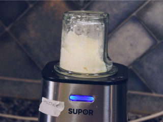 2、马卡龙万能乳酪馅,将解冻后的奶油奶酪套上搅拌刀在料理机里处理成细滑的膏状。