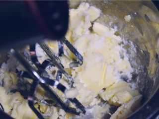 5、马卡龙万能乳酪馅,打发之前先用打蛋头将黄油和糖粉粗略混合，避免打蛋头高速旋转使糖粉横飞。