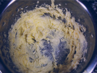 6、马卡龙万能乳酪馅,打发后黄油的状态，呈现羽毛状，颜色变浅，体积变大。