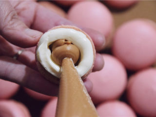 10、马卡龙万能乳酪馅,中间再来添加一点花生酱。