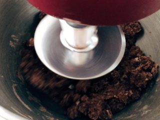 4、迷你巧克力麻薯软欧,开动厨师机2档,和面3分钟