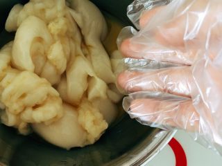 10、迷你巧克力麻薯软欧,等凉到手可以直接碰触时戴上一次性手套