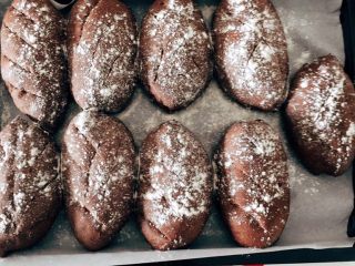 17、迷你巧克力麻薯软欧,发酵完成后190度预热烤箱,撒粉割包,190度20分钟