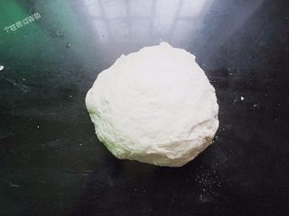 1、自制手抓饼,早饭又多了个选择,1、开水150克加入面粉中，用筷子搅拌，再加入150克左右凉水，初步成团后加入软化的20克黄油，揉至表面光滑，醒30分钟