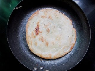 6、自制手抓饼,早饭又多了个选择,等一面烙成金黄色时，反面，烙另一面。等另一面烙成金黄色的时候，用筷子夹住饼的边缘向中间挤压
