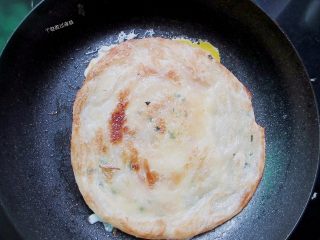 8、自制手抓饼,早饭又多了个选择,把饼盖在鸡蛋上面