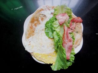 11、自制手抓饼,早饭又多了个选择,煎好的手抓饼，抹上喜欢吃的酱料，摆上生菜和培根