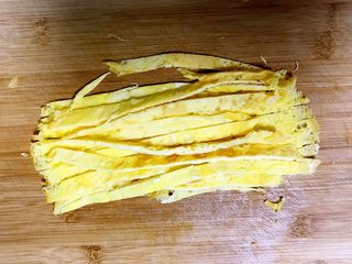 3、寿司,把蛋饼切成6㎜宽的小条