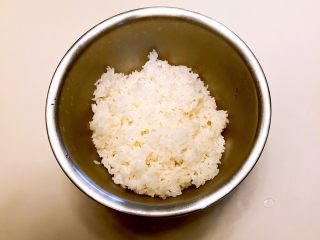 10、寿司,米饭煮熟出锅了