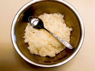 11、寿司,趁热加入2勺寿司醋