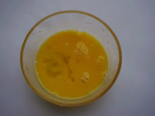 2、蛋香焖鸡蛋,鸡蛋无需分离，打入碗内直接搅拌均匀成蛋液待用