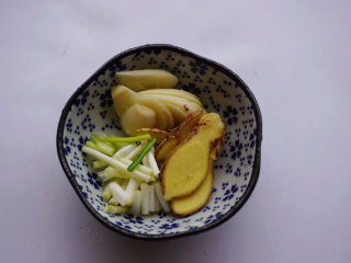 3、蛋香焖鸡蛋,将老姜、大蒜切成片，葱白切成小段