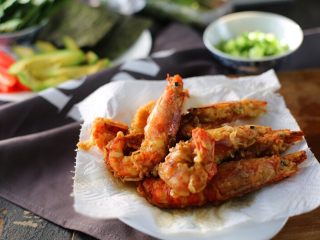 6、炸虾寿司卷,将炸好的虾放在厨房用纸上沥油备用；