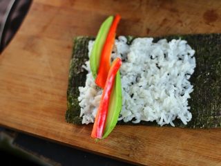 8、炸虾寿司卷,接着如图排好牛油果和红椒；