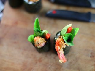 11、炸虾寿司卷,从中间切开，2个寿司卷就完成了，接着完成剩下的；