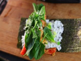 9、炸虾寿司卷,接着是黄瓜粒、菠菜叶，一只炸好的虾；