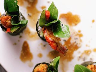 12、炸虾寿司卷,最后淋上调好的油醋汁和美乃滋就可以享用了。