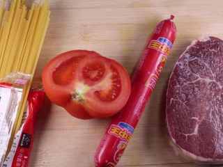 1、教你一个拌面的新吃法，口感爽滑劲道,准备食材：意大利面、火腿肠、牛肉、番茄、配料：橄榄油、黑胡椒、番茄酱、生抽。