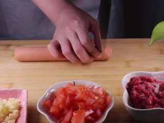 3、教你一个拌面的新吃法，口感爽滑劲道,用刀子将火腿切成厚一点的片状备用。