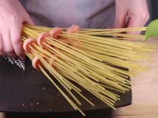 6、教你一个拌面的新吃法，口感爽滑劲道,将弄好的火腿意面装盘备用。