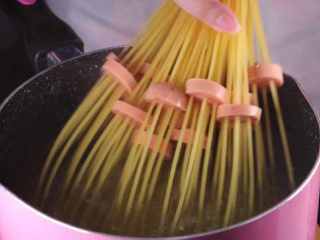 7、教你一个拌面的新吃法，口感爽滑劲道,锅烧热，加入适量的清水，水烧开后，将意面下锅煮。