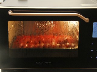 8、清蒸小龙虾,摆好的小龙虾放进蒸汽烤箱，设置p02自动模式蒸熟，(没蒸汽烤箱的也可以直接放蒸锅上蒸)