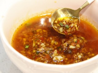 11、清蒸小龙虾,非常推荐这款酱料，酱料非常香，用来拌面或者拌饭都非常不错哦，可以根据个人口味加减辣椒的用量