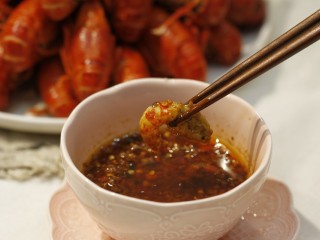 13、清蒸小龙虾,蘸上酱料，好吃的停不下来