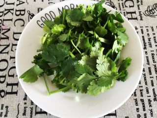 1、鸡肉紫菜包饭,香菜洗净切段