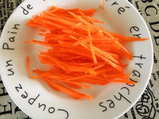 2、鸡肉紫菜包饭,胡萝卜切丝