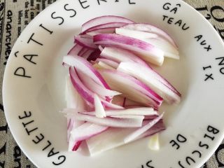 3、鸡肉紫菜包饭,洋葱切丝