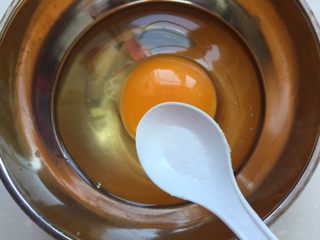 4、鸡肉紫菜包饭,鸡蛋打入碗中，放盐调味，搅散备用