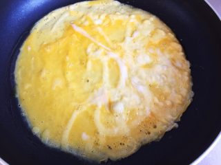 5、鸡肉紫菜包饭,用平底锅煎成蛋饼