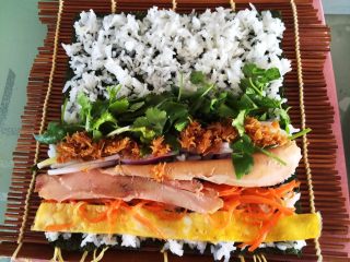 11、鸡肉紫菜包饭,摆放上各种食材