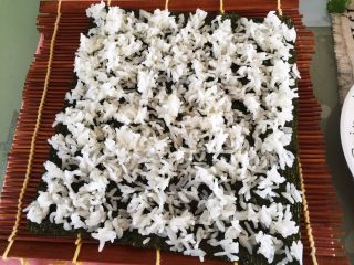 10、鸡肉紫菜包饭,紫菜放寿司帘上，将米饭铺在紫菜上
