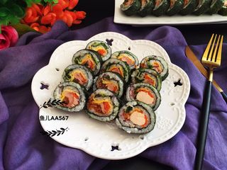 13、鸡肉紫菜包饭,切块食用