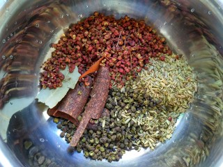 1、麻辣底料,调料称重，桂皮要洗一下，有点脏