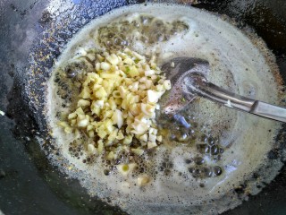 9、麻辣底料,调料炒香后，把姜和蒜放入炒香