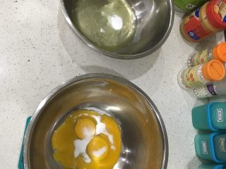 1、经典瑞士卷（原味）,蛋清、蛋黄分离后，蛋清加入30克糖、蛋黄加入15克糖。