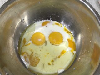 2、经典瑞士卷（原味）,把牛奶、油倒入蛋黄盆中。