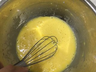 3、经典瑞士卷（原味）,用画之字型的方式搅拌至均匀。如图。