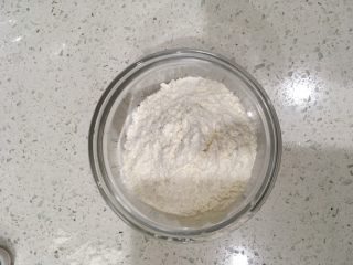 4、经典瑞士卷（原味）,面粉用碗秤好后，