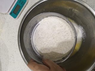 5、经典瑞士卷（原味）,筛进蛋黄糊中。