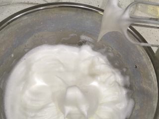 7、经典瑞士卷（原味）,蛋白低速打发至如图所示。